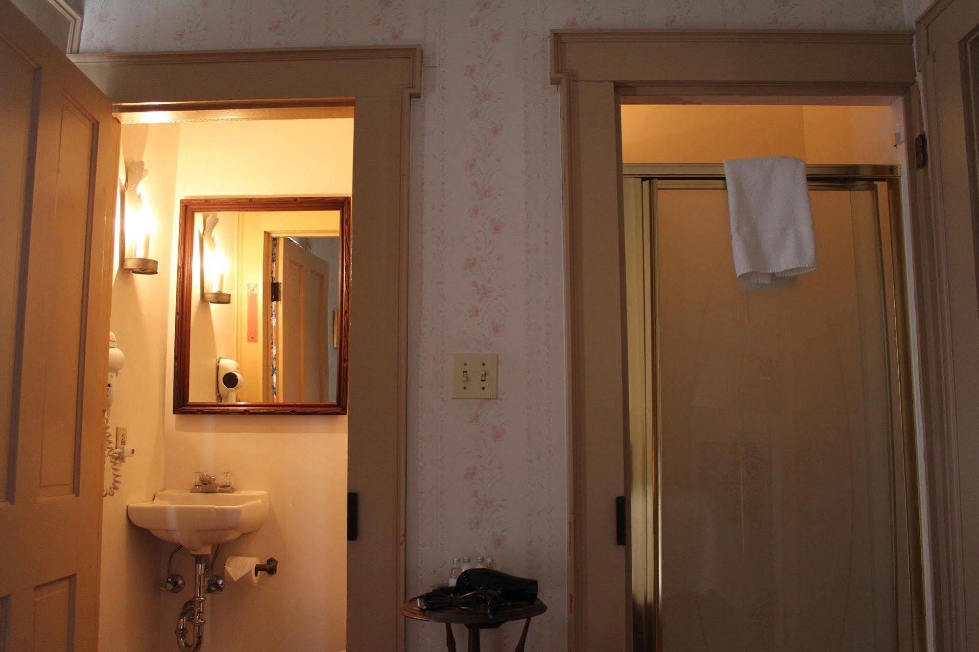 The Buxton Inn Granville Bagian luar foto